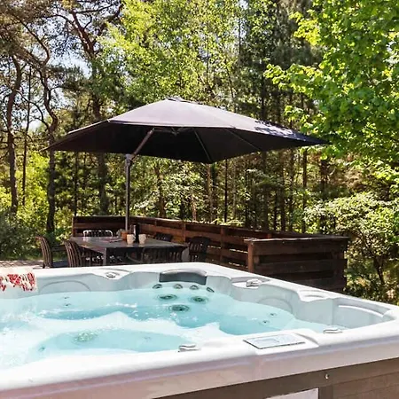 With Pool In Scenic Surroundings Casa vacanze